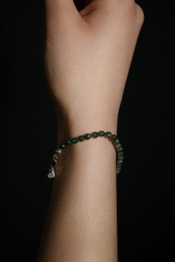 Moosacht Armkette Nahaufnahme von einer Armkette aus Moosachatperlen