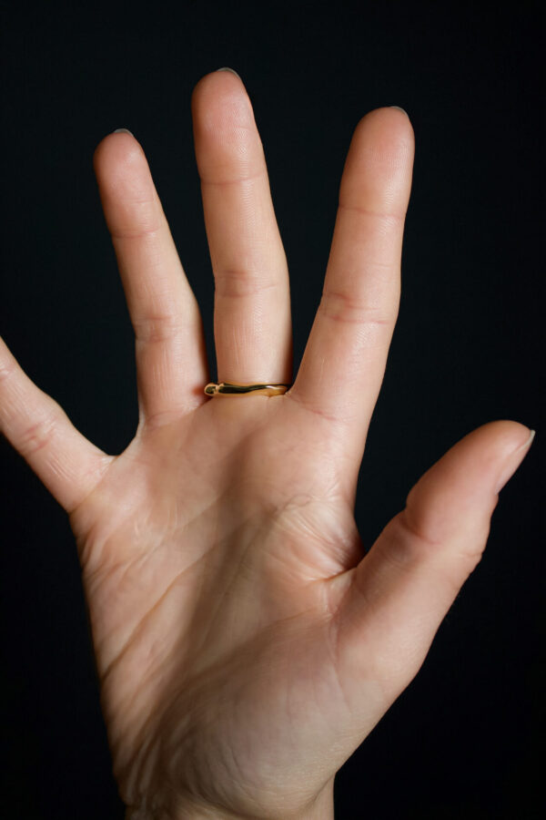 ring_dune_gold_ Nahaufnahme von deinem organischen Ring