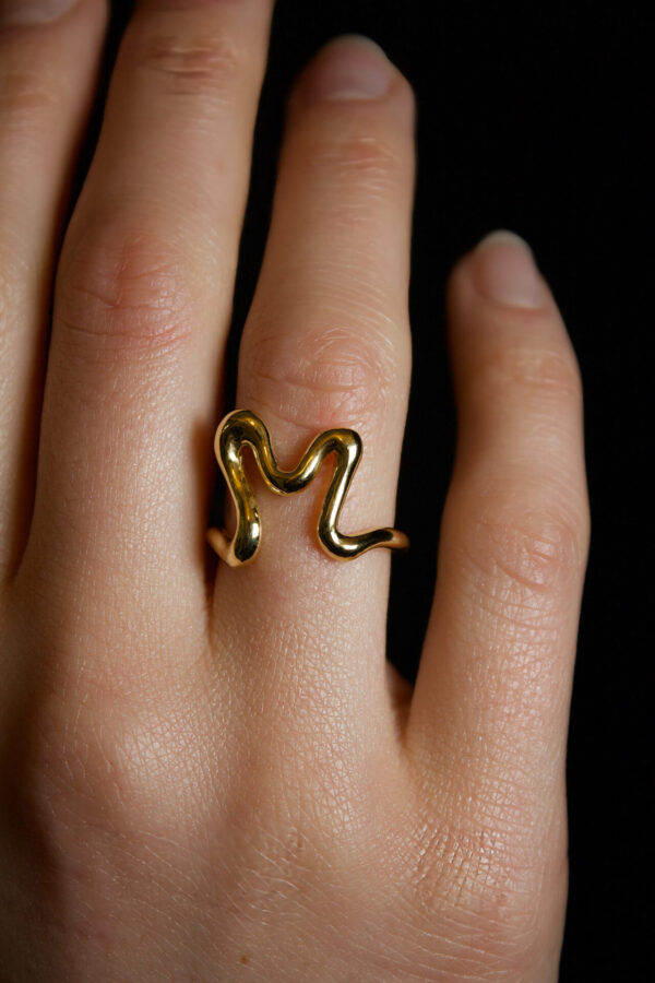 Ring Mawi Chewi gold Nahaufnahme eines Rings mit einem M