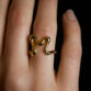 Nahaufnahme eines Rings mit einem M