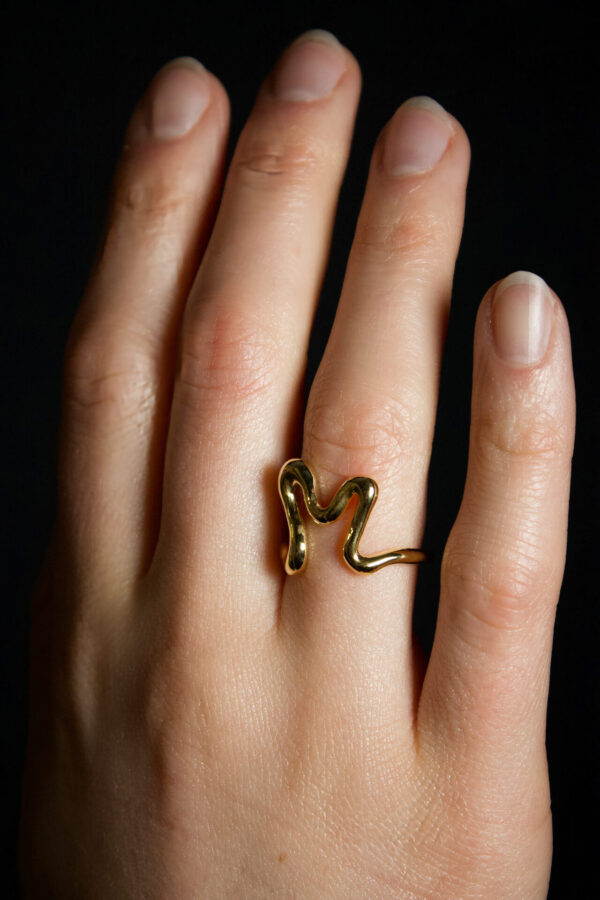 Ring Mawi Chewi gold Nahaufnahme eines Rings mit einem M