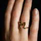 Nahaufnahme eines Rings mit einem M