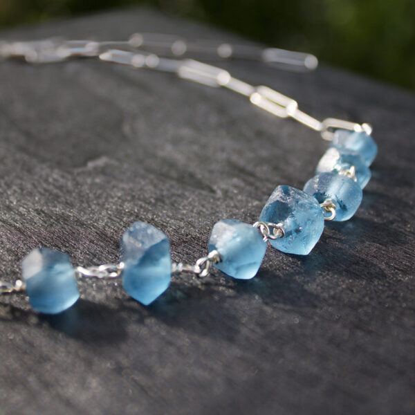 seacorn-blau Nahaufnahme einer Silberkette mit Seeglasperlen