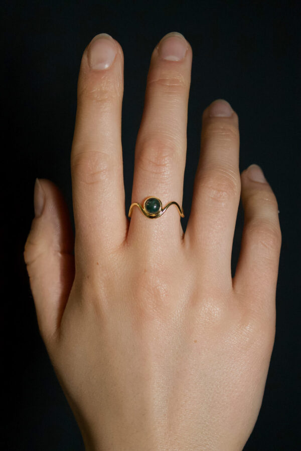 Wavi Moon Gold Nahaufnahme von WAVI MOON aus Gold mit Moosachat