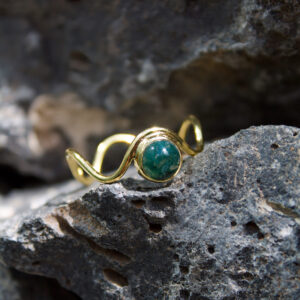 Nahaufnahme von WAVI MOON aus Gold mit Moosachat