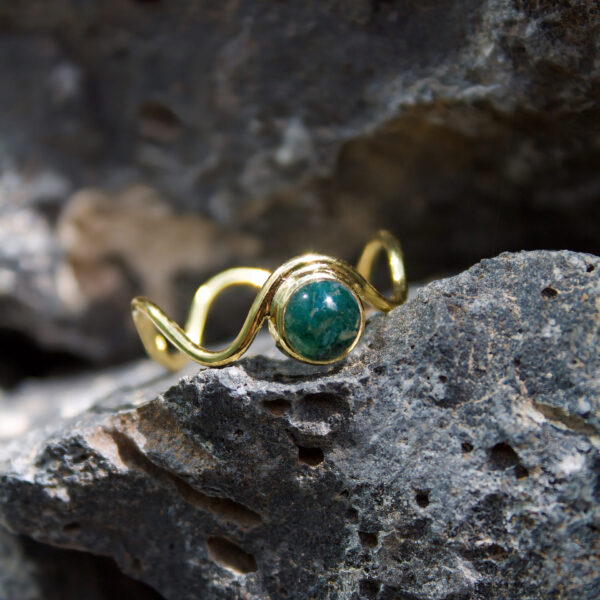 Nahaufnahme von WAVI MOON aus Gold mit Moosachat