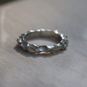 Nahaufnahme eines Rings aus Silber
