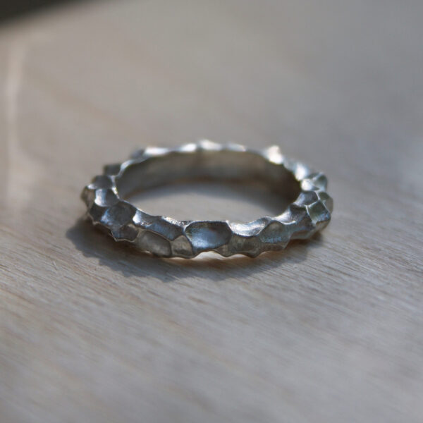 Nahaufnahme eines Rings aus Silber