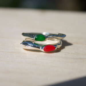 Nahaufnahme eines Rings aus silber
