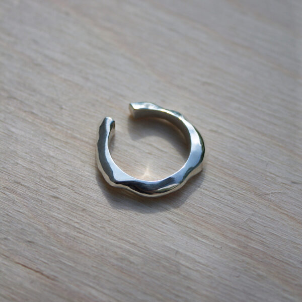 Nahaufnahme von DUNE Ear Cuff aus Silber