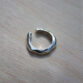 Nahaufnahme von DUNE Ear Cuff aus Silber